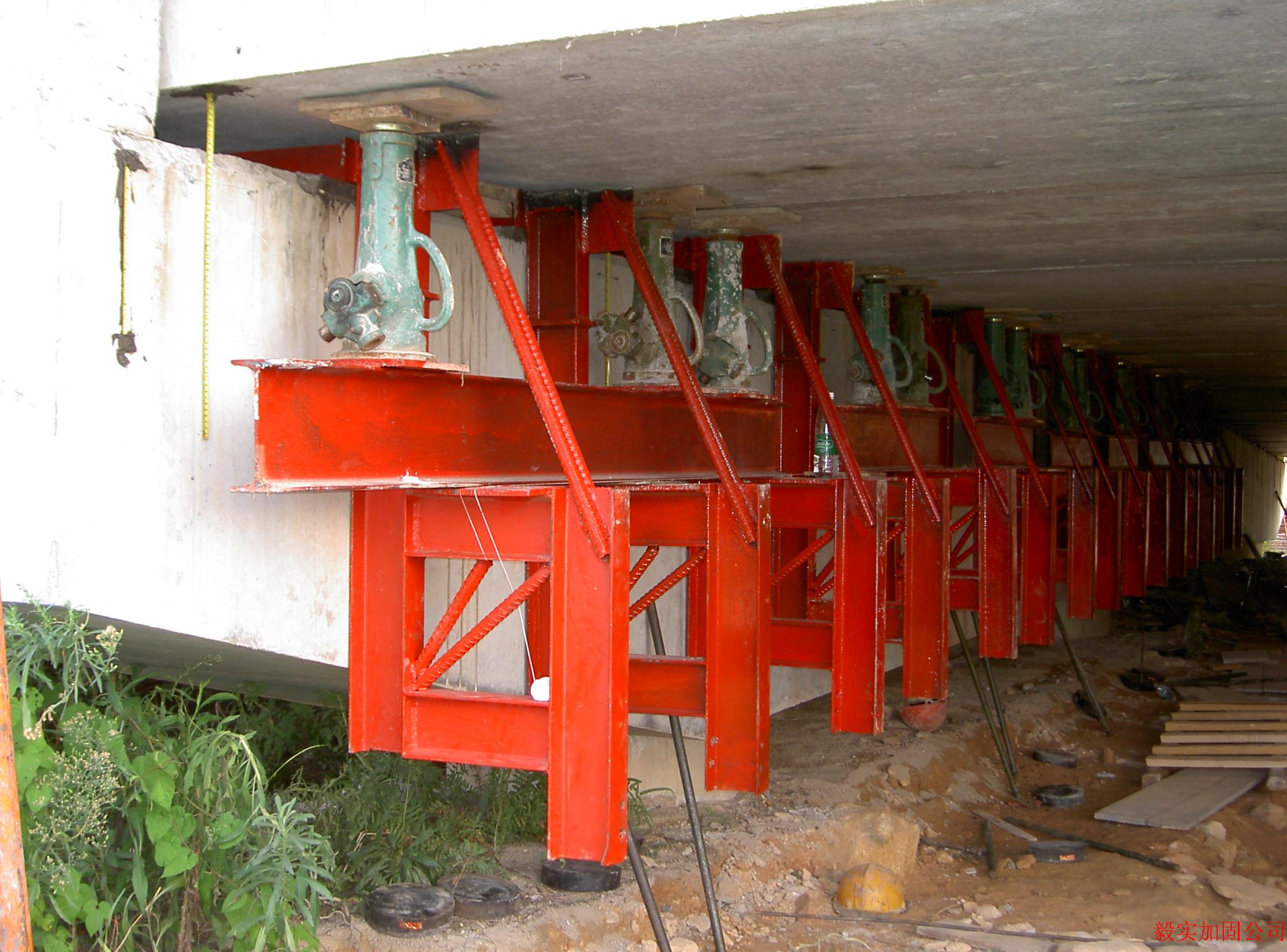 公路橋梁加固使用世達(dá)千斤頂